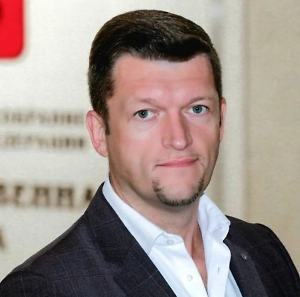 В основе решения — не контроль над клиентами, а использование автоматизированного подхода к защите их средств. Банк отслеживает, насколько действия клиента соответствуют его обычному финансовому поведению: время, место и сумма операции. Например, если человек обычно снимает деньги в одном районе днём, а вдруг в ночное время предпринимается попытка снять крупную сумму в другом городе — такая ситуация может быть интерпретирована как потенциально опасная. В этом случае система временно приостанавливает выдачу наличных, чтобы проверить, не были ли данные карты скомпрометированы.