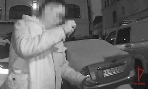 Москвич случайно выронил пакетик с кокаином перед бойцами ОМОН