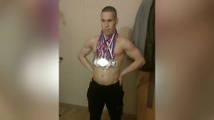 Ворвавшийся в челябинскую школу 25-летний выпускник оказался пауэрлифтером с кучей наград