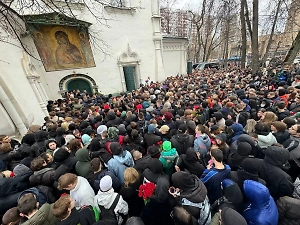 Давка и ОМОН: Сотни подростков пытаются «‎штурмом» взять храм с гробом Паши Техника