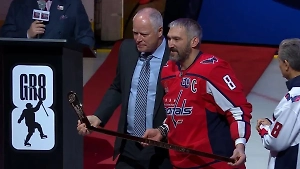 Александру Овечкину вручили золотую клюшку за рекорд НХЛ