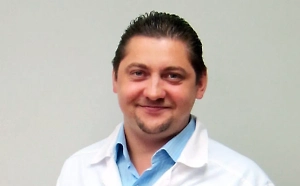 Во-первых, мониторить артериальное давление 2–3 раза в неделю для того, чтобы понимать в зависимости от атмосферного давления своё состояние, у гипертоников даже давление может падать, а они по привычке могут принимать лекарственные препараты для снижения давления, и у них появляется гипотония, и ещё хуже становится. Поэтому, конечно, мониторинг и в соответствии с этим регуляция артериального давления.