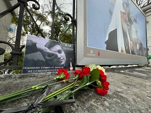 Мать разрыдалась: Белый гроб с телом Паши Техника вынесли из храма и везут на кладбище