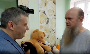 «Живы благодаря ему»: Прихожане рассказали о подвиге иеромонаха при зверствах ВСУ в Судже