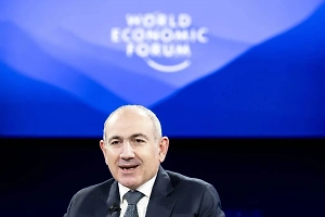 Суд Армении оправдал пенсионера, бросившего в Пашиняна яблоко