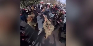 Директора больницы Житомирской области выбросила в мусорку разгневанная толпа