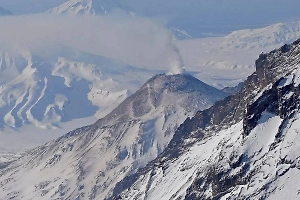 На Камчатке начал извергаться вулкан Безымянный