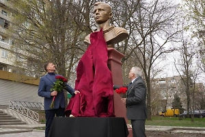 «Всегда им гордились»: В Мелитополе в День космонавтики открыли памятник-бюст Юрию Гагарину