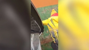 Во Владивостоке местные рыбаки по глупости едва не оказались раздавлены контейнеровозом