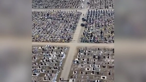 «Город мёртвых»: Появилось видео военного кладбища в Харькове с дрона