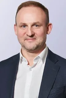 Хочу подчеркнуть, что сейчас, на мой взгляд, нет предпосылок для возврата ушедших автопроизводителей в РФ в том формате, в каком они присутствовали на нашем рынке до 2022 года. Гипотетически возвращение могут рассматривать те марки, у которых до сих пор сохранились лояльность клиентов, спрос на рынке и конкурентный потенциал. Не буду их называть, чтобы никого не вводить в заблуждение, они есть в статистике продаж. Условия у каждого бренда будут свои. Маловероятно, что будут возвращаться бюджетные модели, недорогие седаны и кроссоверы, как было раньше. Эти сегменты уже заняты локальными производителями и китайскими импортёрами. Скорее всего, будут возвраты в сегменте средних и больших кроссоверов и седанов (D+ и далее) ценой выше 6 млн. За счёт повышения утильсбора локальные производители получат существенное преимущество, что позволит им как минимум сохранить свою долю рынка. Поэтому любой гипотетический возврат массовой ранее марки должен учитывать и репутационные риски. Маловероятно, что потребитель согласится переплачивать за ностальгию 30% (разница в утильсборе). Всё будет зависеть от ценообразования. С одной стороны, потребитель может получить условное право выбора, но значительно дороже. С другой стороны, существующие игроки могут поднять цены, если увидят большую разницу в стоимости. Маловероятно, что это может привести к снижению цен.