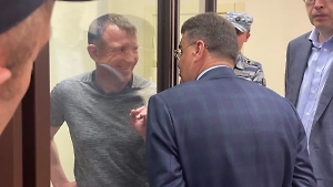 «Помни, маяк — это ты»: Попов ответил стихами и улыбкой на пятилетний приговор