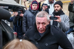 «Бросивший курить» Михаил Ефремов вновь замечен с сигаретой 