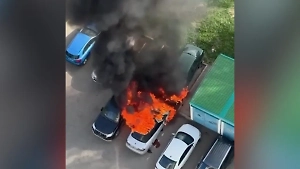 Во дворе жилого дома в Москве произошёл крупный автопожар