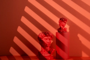 Сотрудник музея в Мексике на глазах у посетителей уничтожил дорогущую скульптуру модного художника