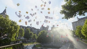 «Ждать больше нечего»: Российские бойцы сбросили над Украиной листовки с «Диктантом Победы»