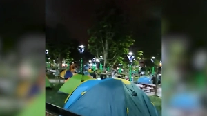 Жители Стамбула ночуют в палатках на улицах города из-за новых подземных толчков