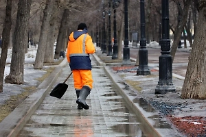 Москвичей предупредили о заморозках и мокром снеге в выходные