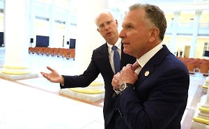 Уиткофф перед встречей с Путиным прогулялся по Арбату вместе с Дмитриевым