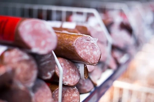 Дерзко, за секунды: Россиянин украл из «Газели» две коробки с сервелатом и ушёл восвояси