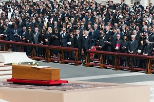 Ватикан нарушил протокол на похоронах папы римского ради Зеленского