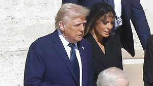 Трампа обвинили в нарушении дресс-кода на похоронах папы римского