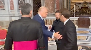 Стало известно, как Трамп унизил Макрона перед встречей с Зеленским в Ватикане