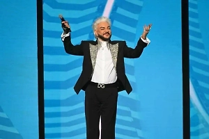 Заискрилась от энергии: Представители Киркорова объяснили ЧП с вспыхнувшей на концерте одеждой