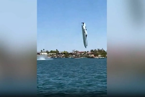 Очевидец снял, как лодка с пассажирами взлетела и прокрутила эпичное сальто в воздухе на гонках