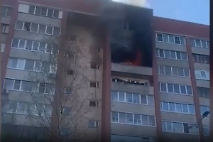 Пожар охватил квартиру в многоэтажном доме в Петербурге
