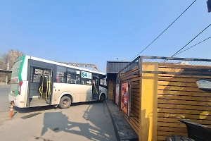 Во Владивостоке пассажирский автобус снёс две легковушки и влетел в автокафе
