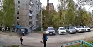 «Держи свою псину!» Камера домофона сняла, как россиянка отпинала собаку при сыне из-за кофе