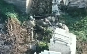 Дрон снял, чем кончилась попытка пленного бойца ВСУ отнять оружие у российского военного