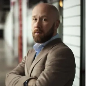 Что касаемо размещения хозпостроек, туалетов, теплиц, то между ними и забором должен быть минимум метр. Между крупными деревьями и домами должно быть три метра. 