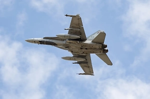 Американский истребитель F-18 упал в воду с авианосца в Красном море