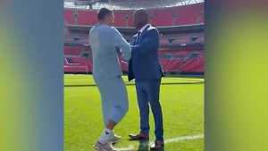 Дюбуа толкнул Усика во время битвы взглядов перед реваншем