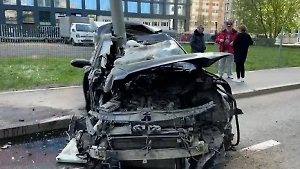 Камера сняла момент ДТП с Audi, который снёс пешехода и улетел в столб в Москве