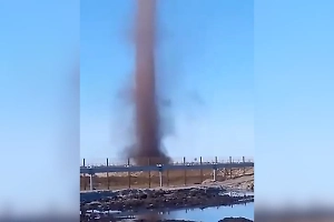 «Торнадо» на газовом месторождении под Тюменью сняли на видео