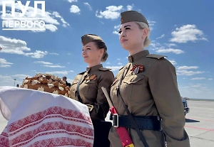 Лукашенко в Волгограде встретили регулировщицы ретровзвода МВД с караваем