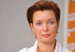 Они где-то похожи, но тем не менее различия есть. Во-первых, у чемерицы достаточно плотные широкие листья с прожилками, а у черемши листочки гладенькие, потоньше. У чемерицы более короткий стебель, у черемши более длинный. Чемерица ничем не пахнет, а вот черемша имеет ярко выраженный чесночно-луковый запах, потому что у черемши есть небольшая луковица. И если посмотреть на обратную сторону листа, то у чемерицы можно увидеть белёсый налёт, такие ворсинки, чего нет у черемши.