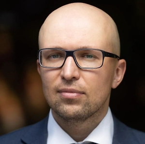 То, что мы видим у Патрика, — инфантильность, стремление к простоте, избегание ответственности. Это типичное поведение человека, психика которого выбирает безопасную, «детскую» стратегию выживания. Он не глупый — он выбрал не взрослеть. Если говорить языком Фрейда, Патрик остался на оральной стадии психосексуального развития. Ему важно есть, отдыхать, получать удовольствие. Ему нужна забота, но он не умеет её давать в ответ. Он не строит сложных социальных отношений, не вступает в конфликты, предпочитает быть ведомым.