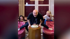 «Ни дня без растяжки»: Иосиф Пригожин сел на шпагат в свой день рождения