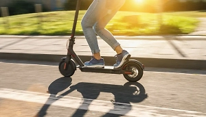 Эксперт объяснила, чем грозит перемещение электросамокатчиков с тротуаров на дороги