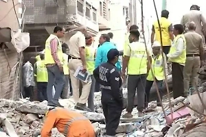 Сложилось как карточный домик: В Индии рухнуло здание, похоронив под завалами 11 человек