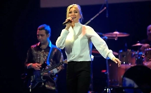 Певица Вика Цыганова обвинила Урганта и Галкина* в нападках на Россию