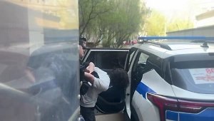 Life.ru публикует видео поимки 22-летнего неадеквата с гранатой в отеле в Москве
