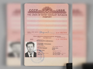 Постсоветский загранпаспорт Жириновского выставили на аукцион в Петербурге