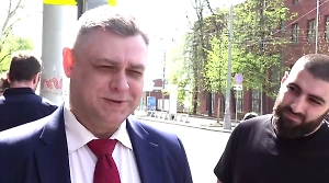 Смех, сарказм и аплодисменты: Life.ru снял реакцию семьи на приговор Михаилу Хачатуряну