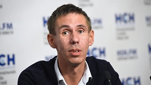 Актёр Алексей Панин* затосковал по Москве после «фекального» шоу и дебошей в Европе