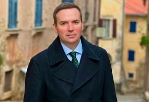 Сон на рабочем месте в рабочее время без уважительной причины считается дисциплинарным проступком. Работодатель вправе применить дисциплинарные взыскания, такие как замечание, выговор или увольнение, в соответствии со статьёй 192 ТК РФ.